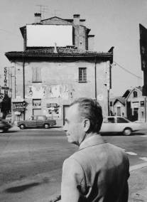 Biasion davanti ad una delle sue note 'case rosse' a Bologna